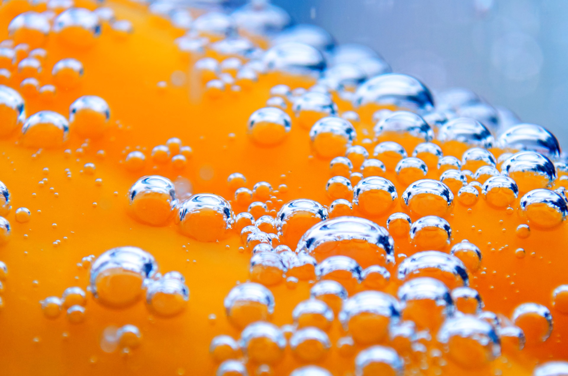 Апельсиновая газированная вода. Оранжевые пузырьки. Оранжевая вода. Оранжевые капли. Пузырьки газировки.