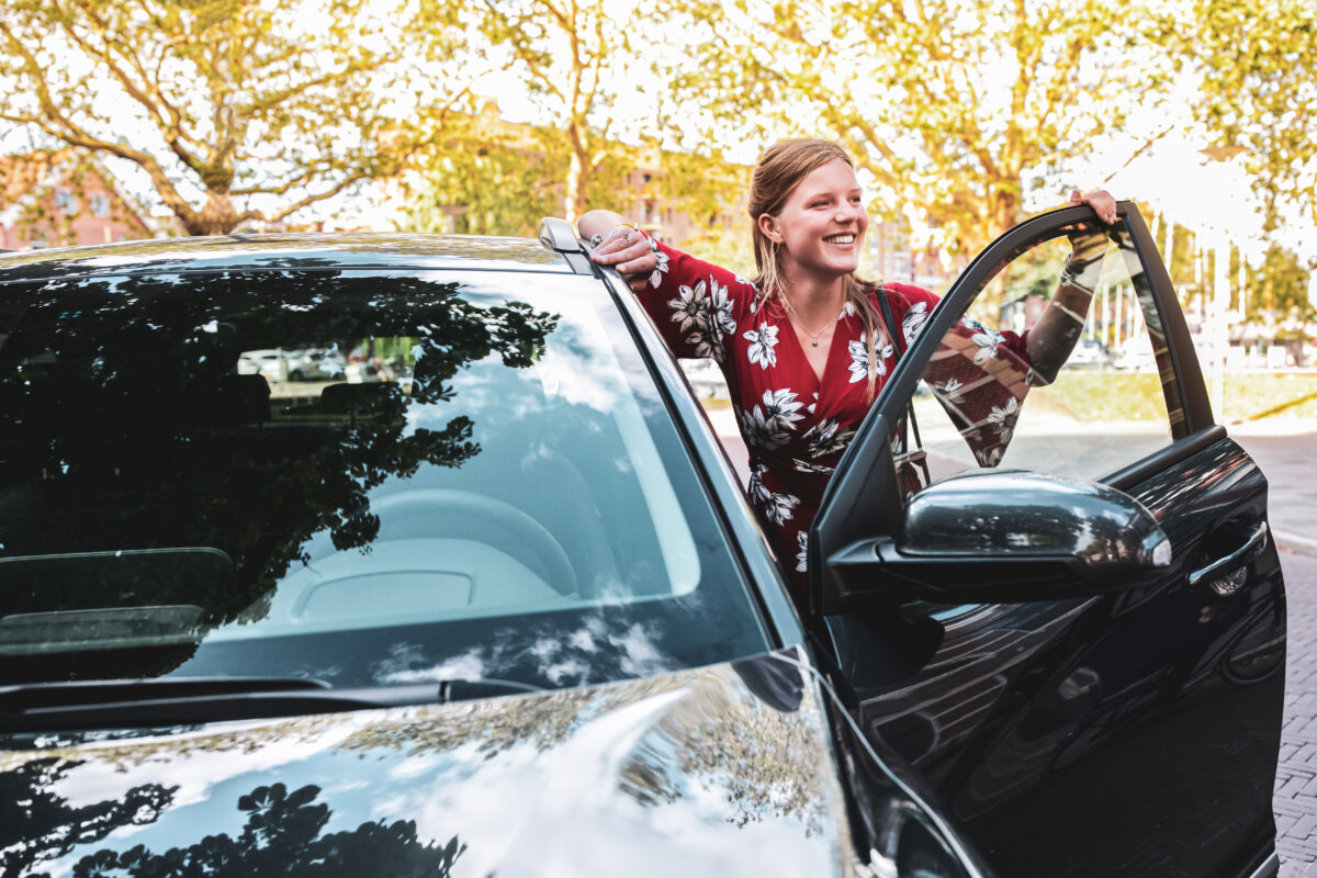 EasyDriving plaatst eerste deelauto in centrum Roden