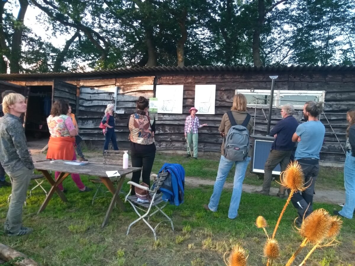 Werkplaats Voedselbossen op avondexcursie in Voedselbos Glimmen