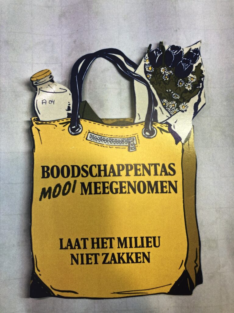 Poster van de actie Boodschappentas mooi meegenomen, van de Milieuraad Drenthe in 1990