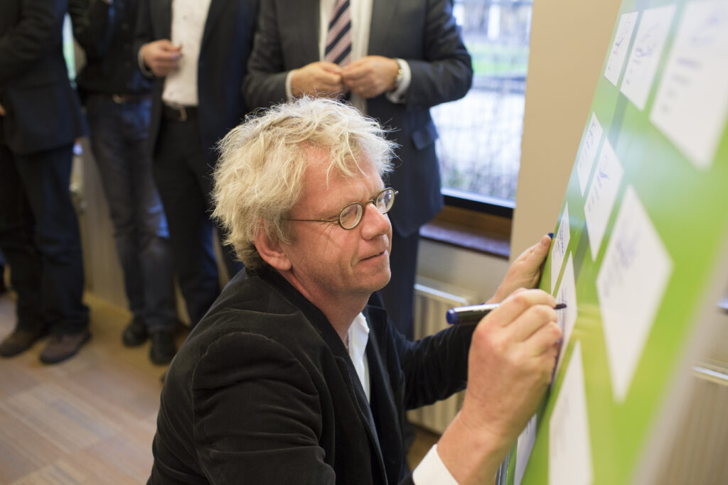 Reinder Hoekstra, directeur van de NMF Drenthe, tekent de samenwerkingsovereenkomst voor het Drents Energieloket