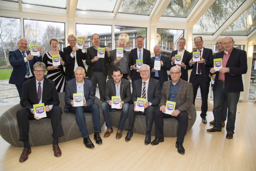Groepsfoto van alle ondertekenaars van het Drents Energieloket in 2014