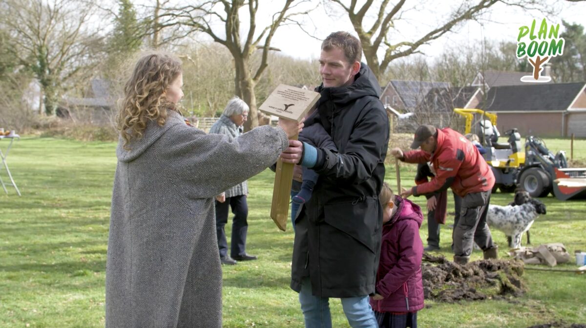 Voedseltuin Emmen en oud sportveld Langelo verrijkt met gewonnen bomen!