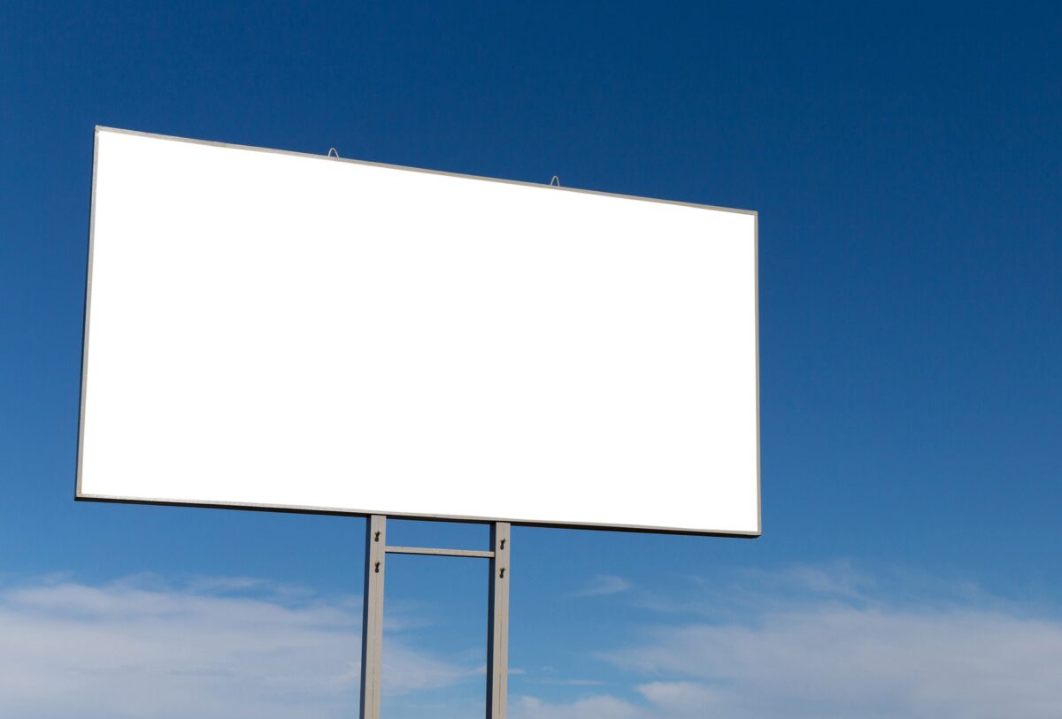 Waarom er een provinciale stop moet komen op reclamemasten