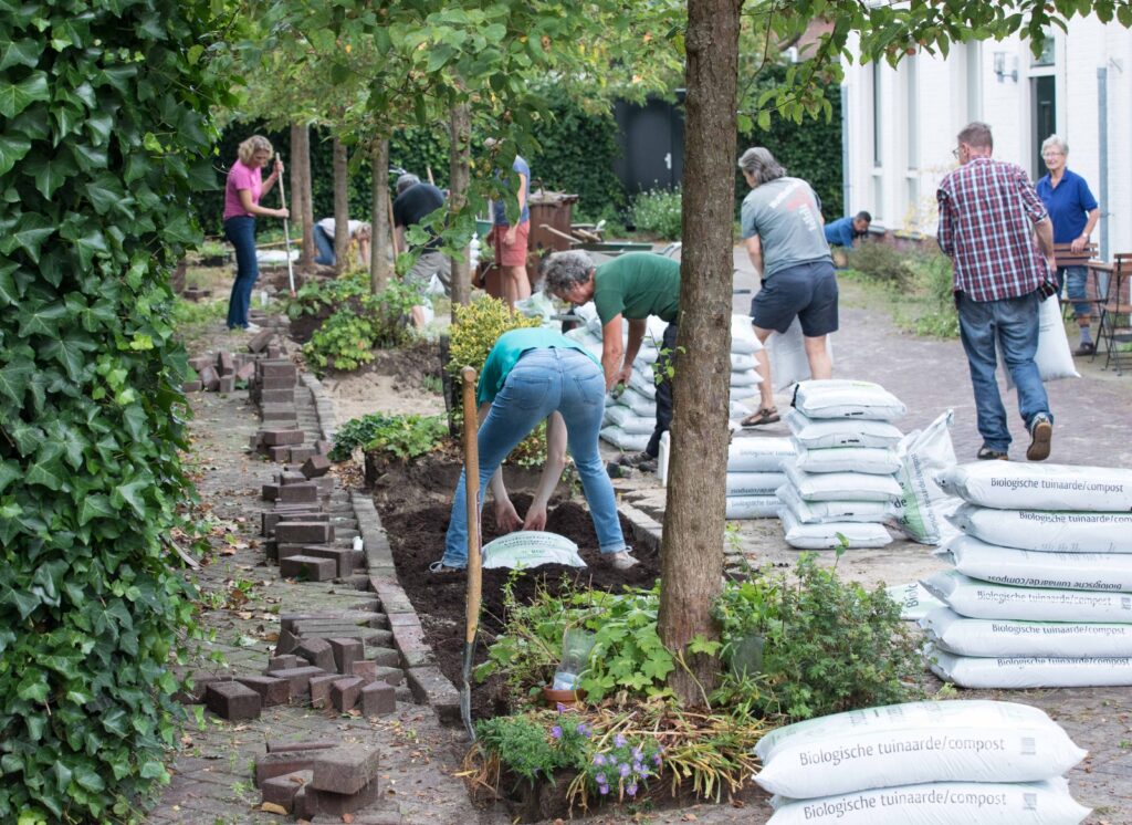 Vrijwilligers vergroenen hun eigen wijk