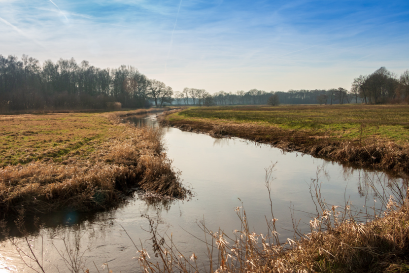 Water stroomt door Drenthe