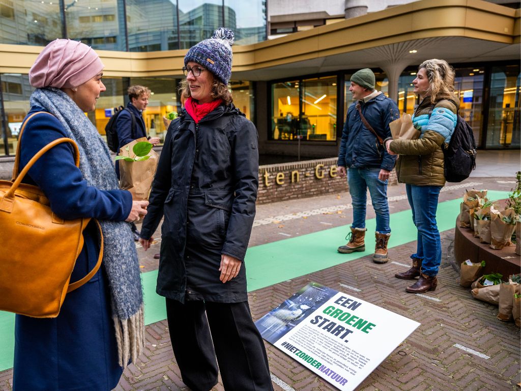 Kamerplanten uitgedeeld aan nieuwe Kamerleden voor een ‘groene start’