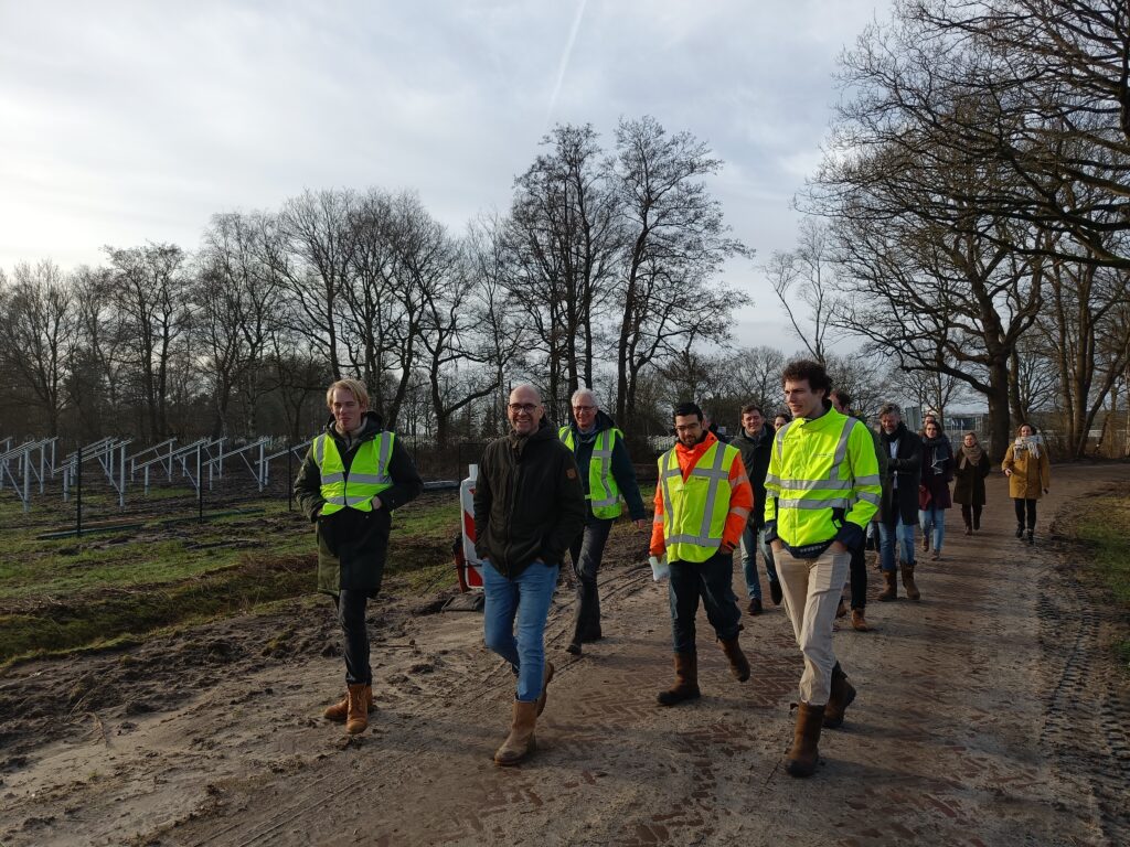 De leden van de RES werktafel lopen door de Energietuin Assen-Zuid.