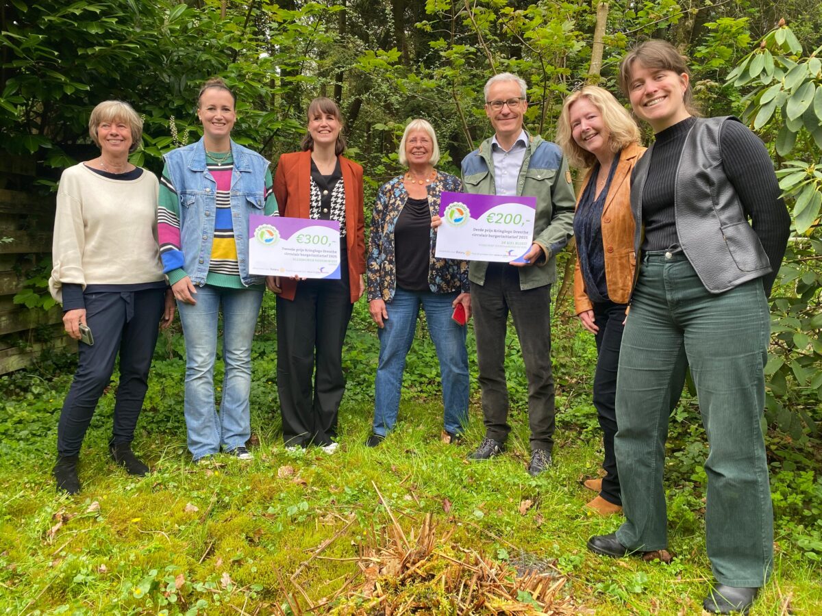 Tweede en derde prijs kringlogo uitgereikt aan Kledingbieb Gieten en werkgroep De Kiel